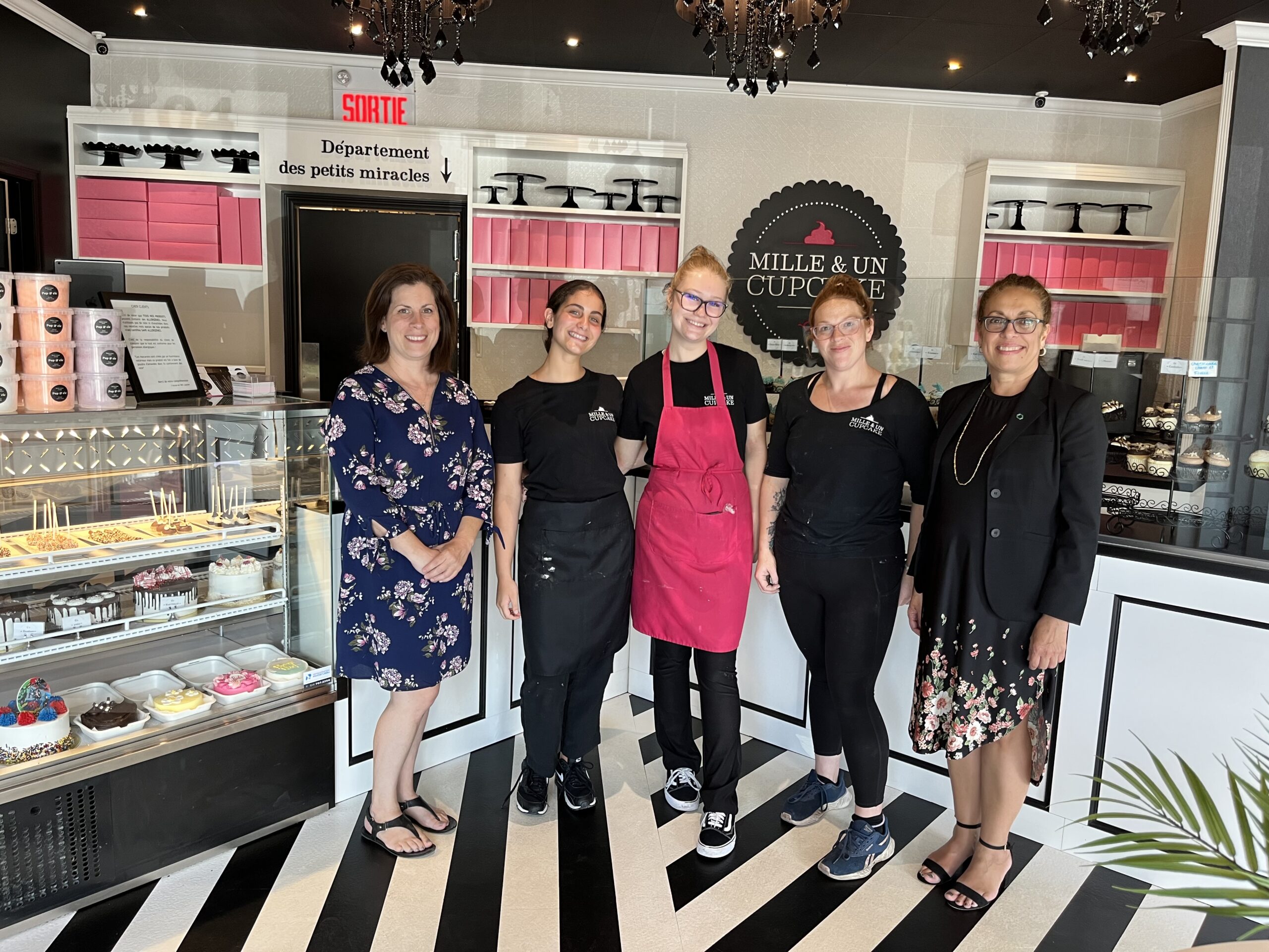 Jeunes en emploi dans un commerce de Blainville